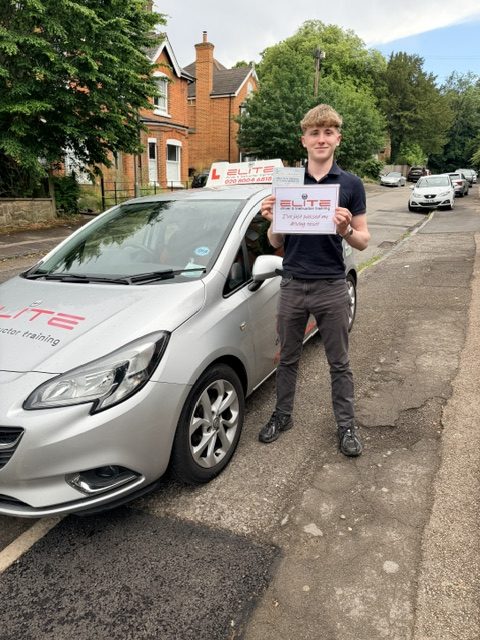 Laurie passed his manual test after taking lessons in Crawley with instructor Lee
